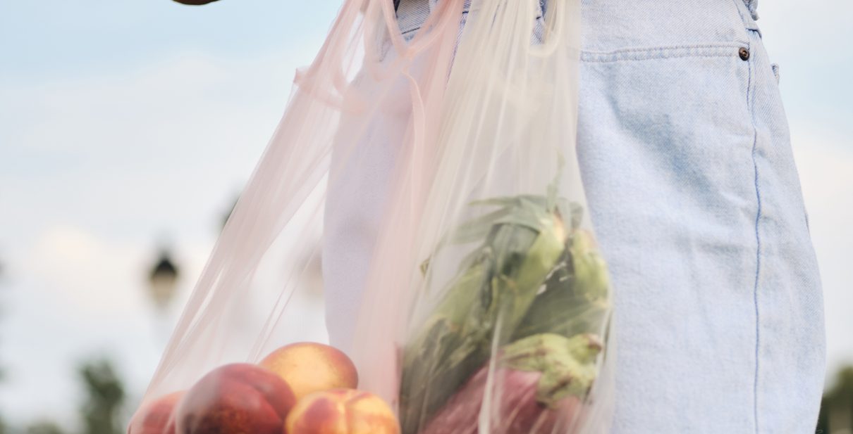 mujer con bolsa ecológica